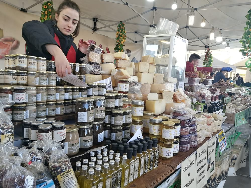 Un banco ricco di formaggi, conserve e olio a Sapori e Aromi d'Autunno