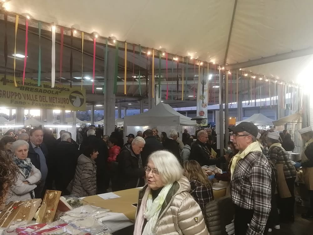La folla di visitatori tra i banchi della mostra mercato