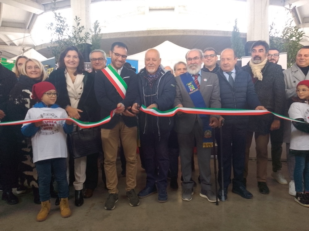 Il taglio del nastro tricolore che inaugura la manifestazione, con il sindaco, le autorità e i bambini delle scuole